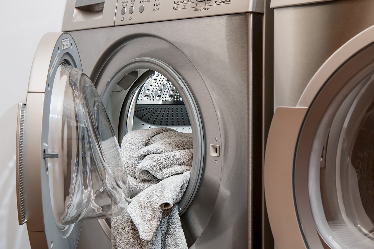 Come eliminare le macchie dal bucato: i migliori rimedi casalinghi
