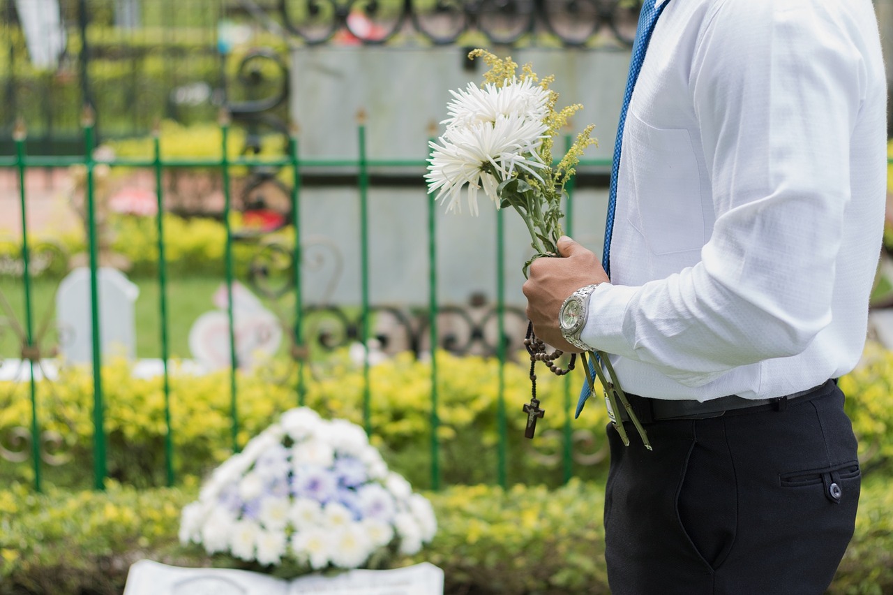 Funerale con tumulazione: come si organizza